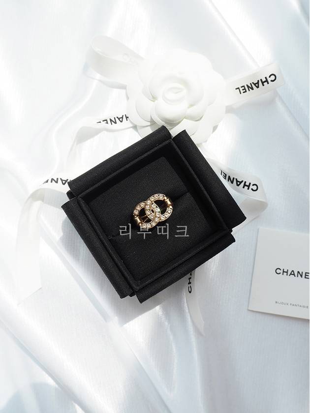 CC Logo Crystal Gold Ring Ring AB5671 - CHANEL - BALAAN 2