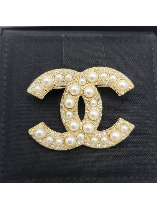 Classic CC Logo Pearl Crystal Brooch Gold - CHANEL - BALAAN 2