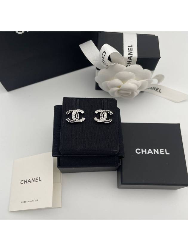 CC logo black white two tone earrings half AB8981 - CHANEL - BALAAN 8