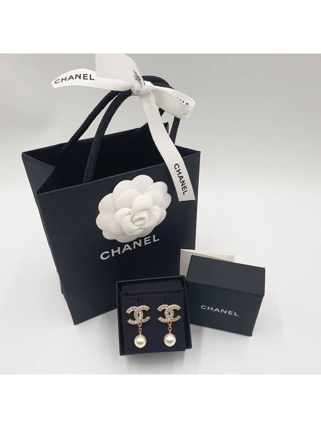 CC Metal Logo Pearl Earrings Gold - CHANEL - BALAAN 5