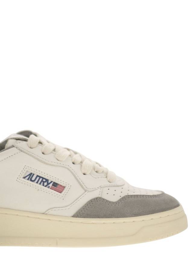 MEDALIST LOW - White leather and suede sneakers in powder - AUTRY - BALAAN 6