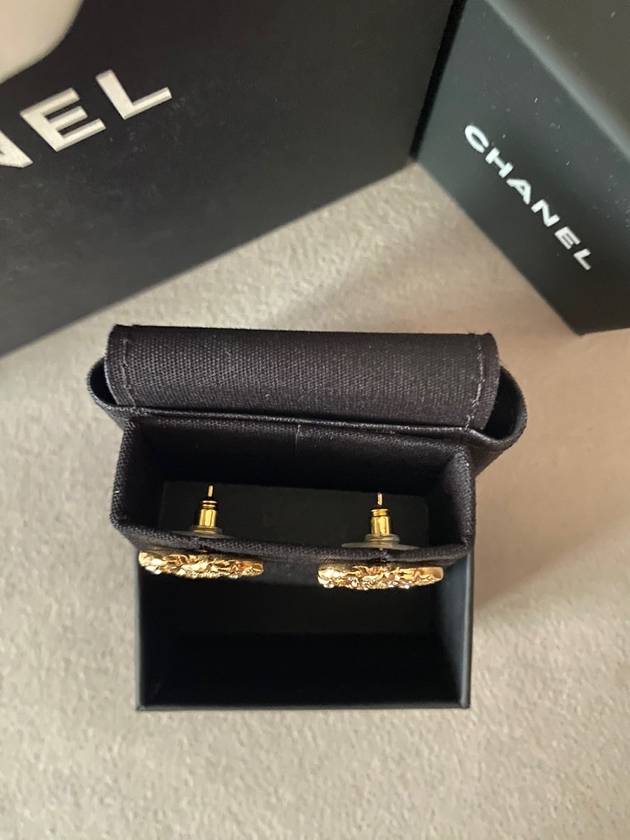 CC logo stud earrings gold - CHANEL - BALAAN 5