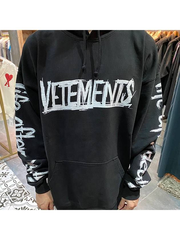 World Tour Logo Hoodie Black White - VETEMENTS - BALAAN.