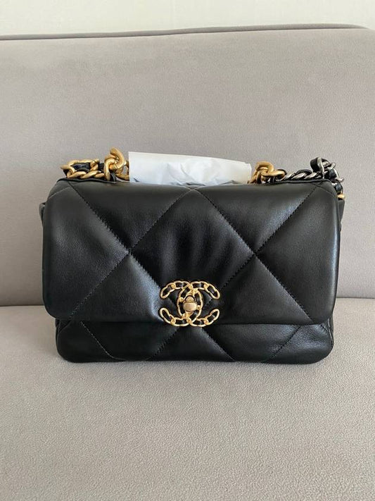 Medium 19 Handbag Lambskin Cross Bag Black - CHANEL - BALAAN.