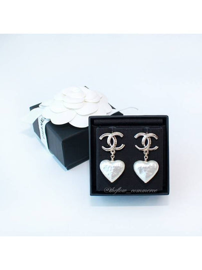 CC Logo Heart Pearl Earrings Gold White - CHANEL - BALAAN 2