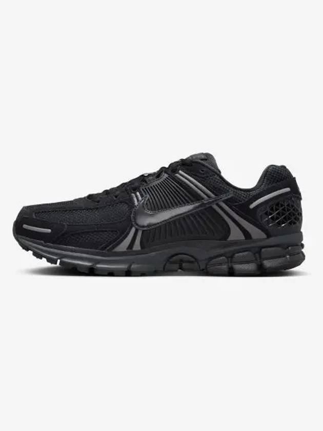 Zoom Vomero 5 M BLACKAnthracite metallic dark grayBLACK HF1553001 2 8 - NIKE - BALAAN 1