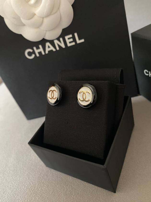 CC logo earrings twotone frame round earrings black white ABC997 - CHANEL - BALAAN 3