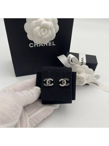 CC logo black white two tone earrings half AB8981 - CHANEL - BALAAN 1