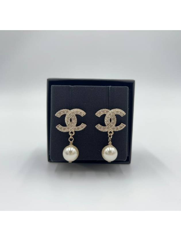 CC Metal Logo Pearl Earrings Gold - CHANEL - BALAAN 3