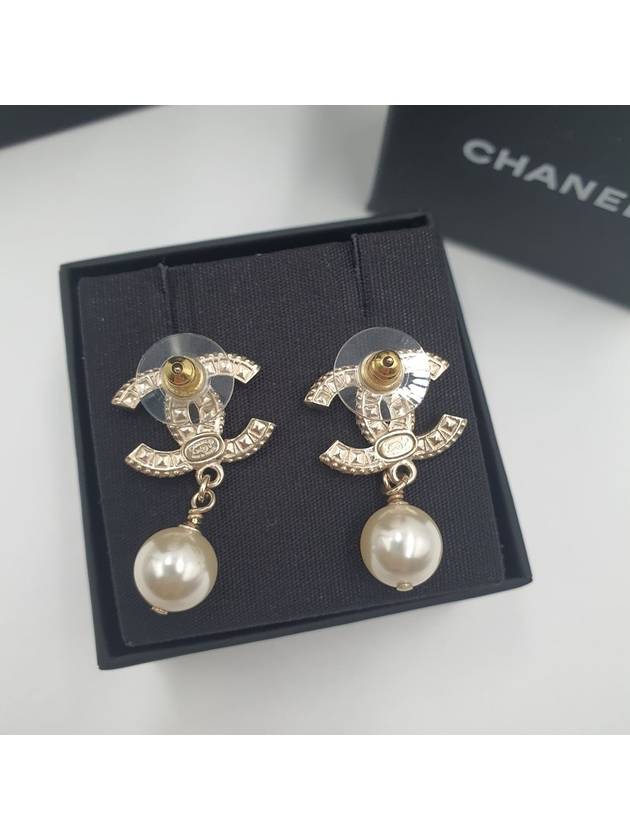 CC Metal Logo Pearl Earrings Gold - CHANEL - BALAAN 7