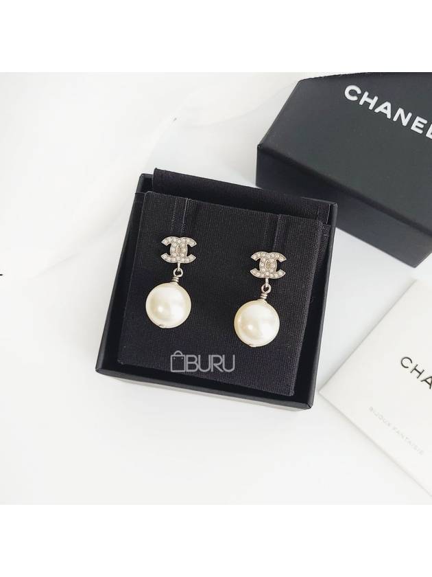 Metal Glass Strass Pearly White Earrings Silver - CHANEL - BALAAN 2