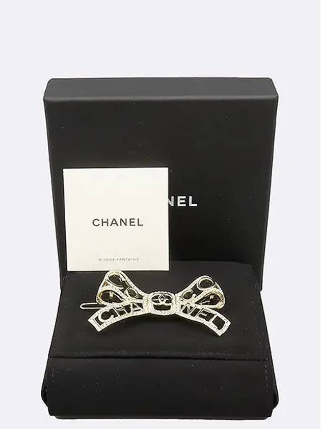 COCO logo crystal embellished ribbon brooch - CHANEL - BALAAN 3