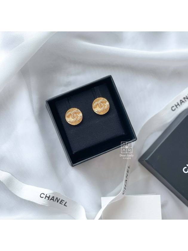 CC logo gold tone button type circle crystal earrings AB8801 - CHANEL - BALAAN 7