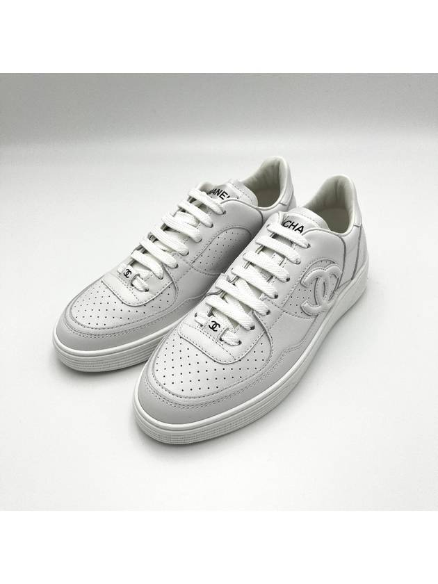 CC Logo Calfskin Low Top Sneakers White - CHANEL - BALAAN 6