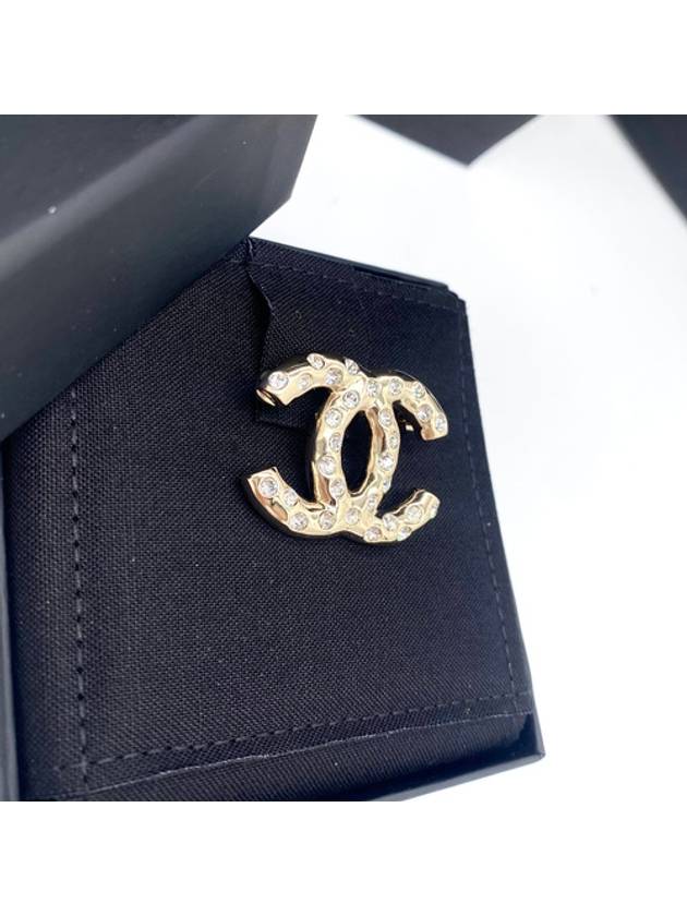 Women s Crystal Cubic CC Logo Brooch Champagne Gold ABE145 - CHANEL - BALAAN 4