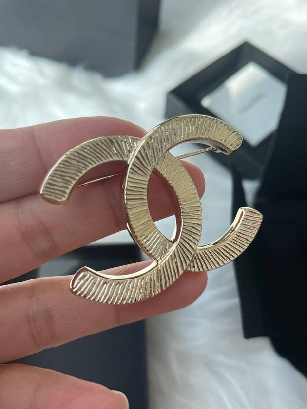 Gold metal CC logo brooch AB8805 - CHANEL - BALAAN 1