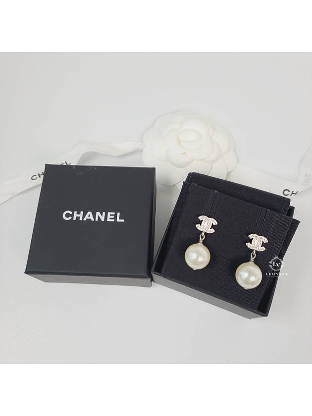 Metal Glass Strass Pearly White Earrings Silver - CHANEL - BALAAN 7