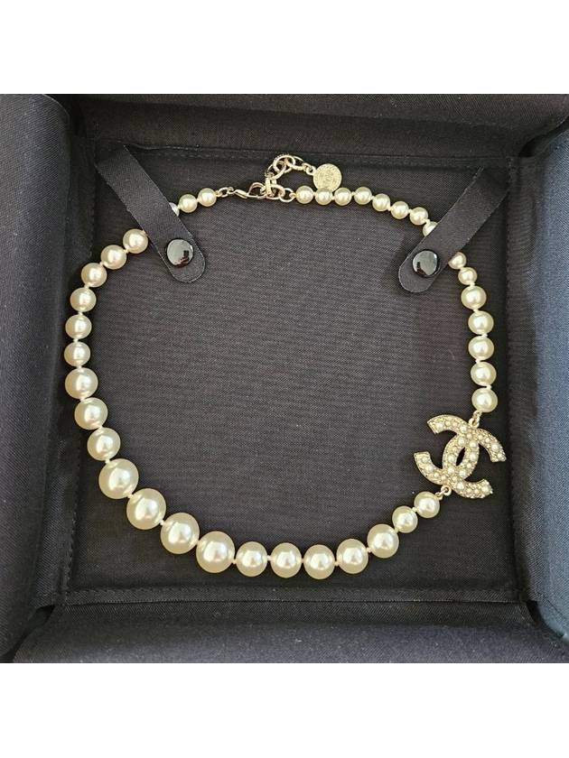 Necklace Metal Glass Pearls Resin & Gold Pearly White Crystal - CHANEL - BALAAN 3