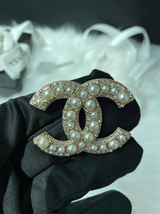 CC Pearl Clear Line Brooch White - CHANEL - BALAAN 2