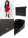 Women's Rockstud Envelope Clutch Bag Black - VALENTINO - BALAAN.