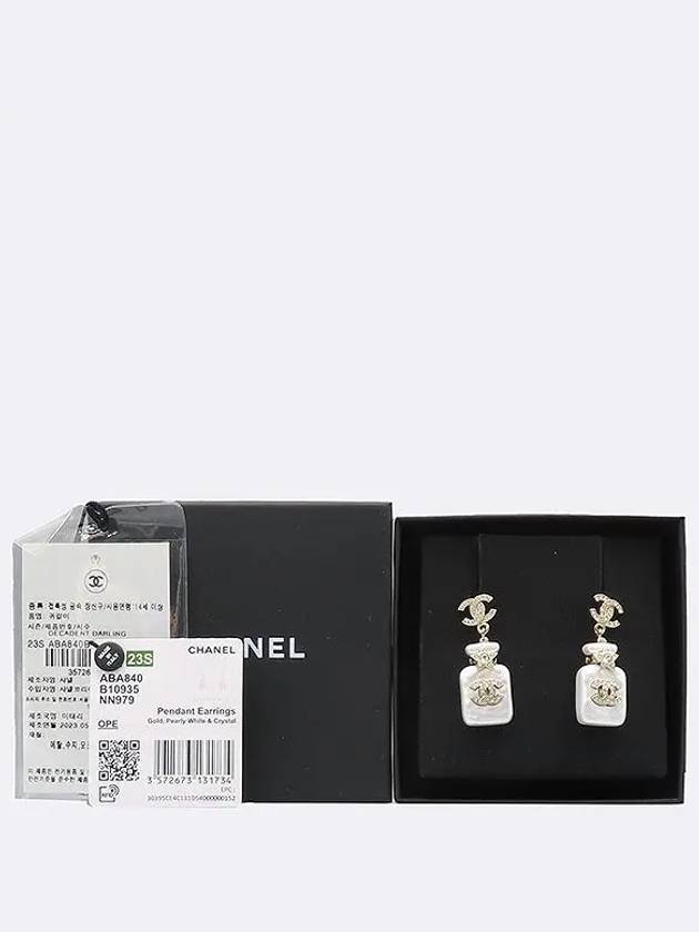 ABA840B bottle pendant COCO logo decoration earrings - CHANEL - BALAAN 4