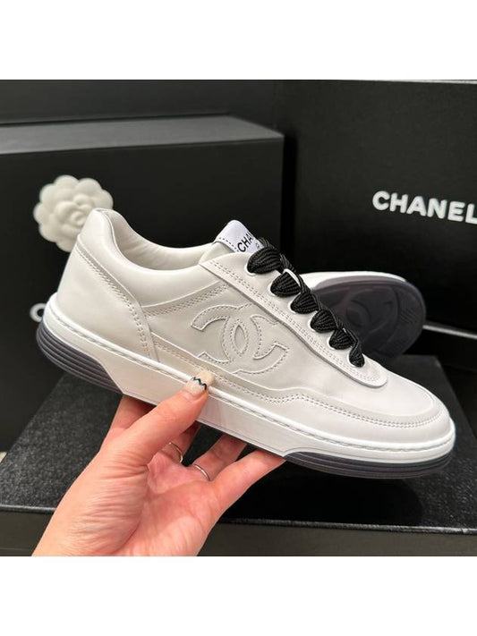 Women's Sneakers Calfskin Leather White CC Logo - CHANEL - BALAAN 2