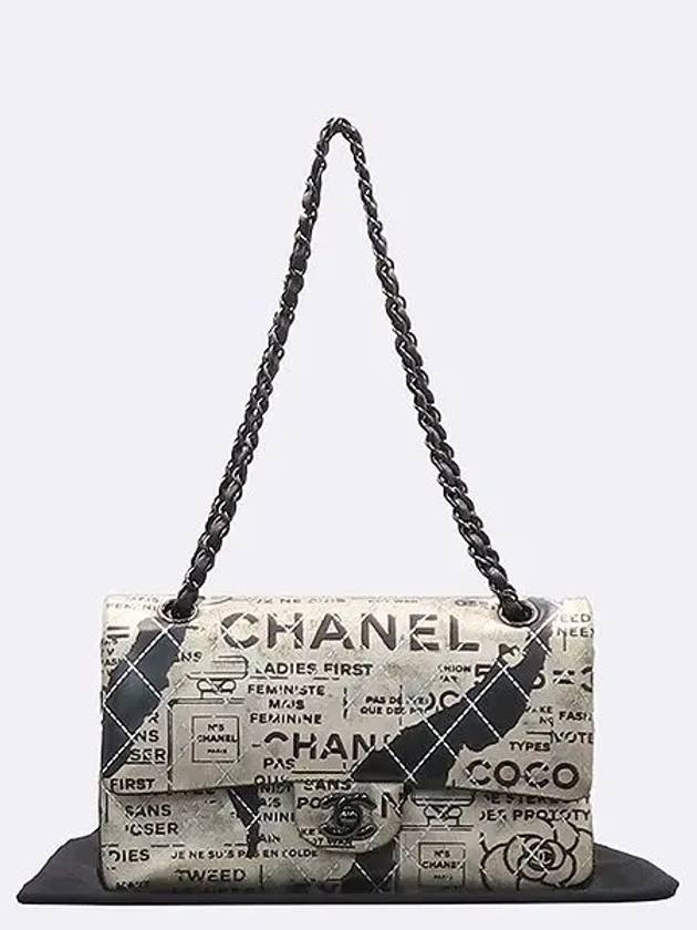 A01112 NEWSPAPER pattern black chain flap shoulder bag - CHANEL - BALAAN 1