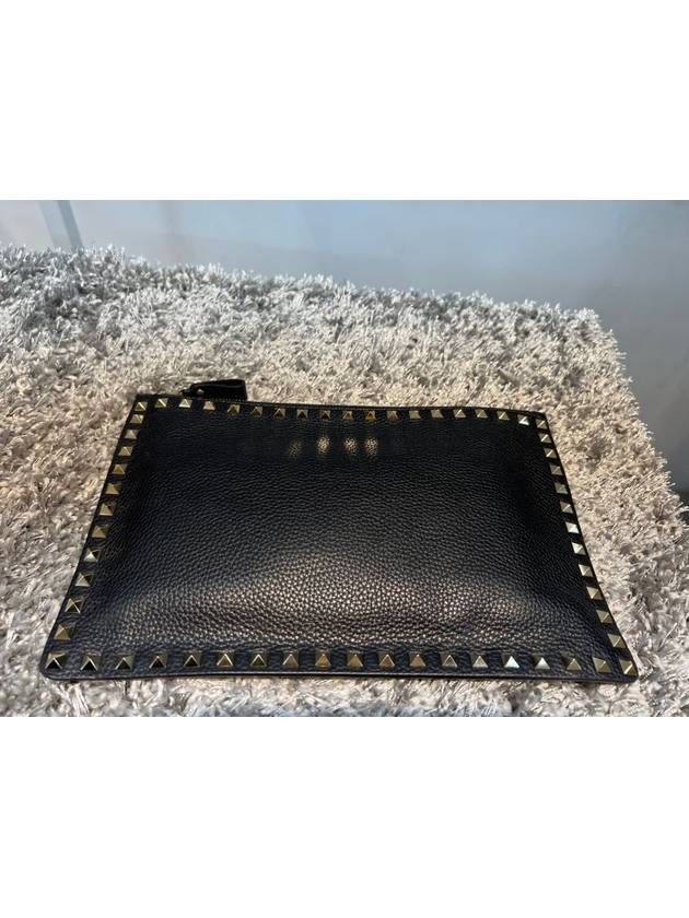 Rockstud Clutch Bag Black - VALENTINO - BALAAN 2