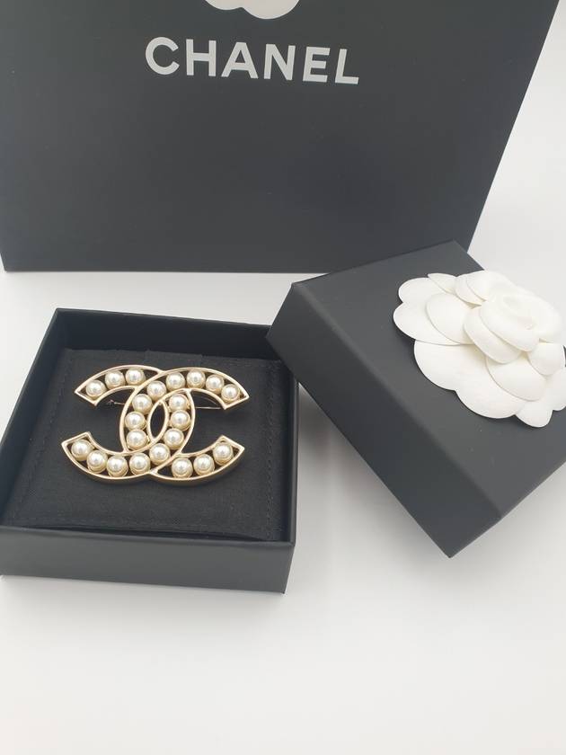 CC logo pearl brooch gold A64978 - CHANEL - BALAAN 5