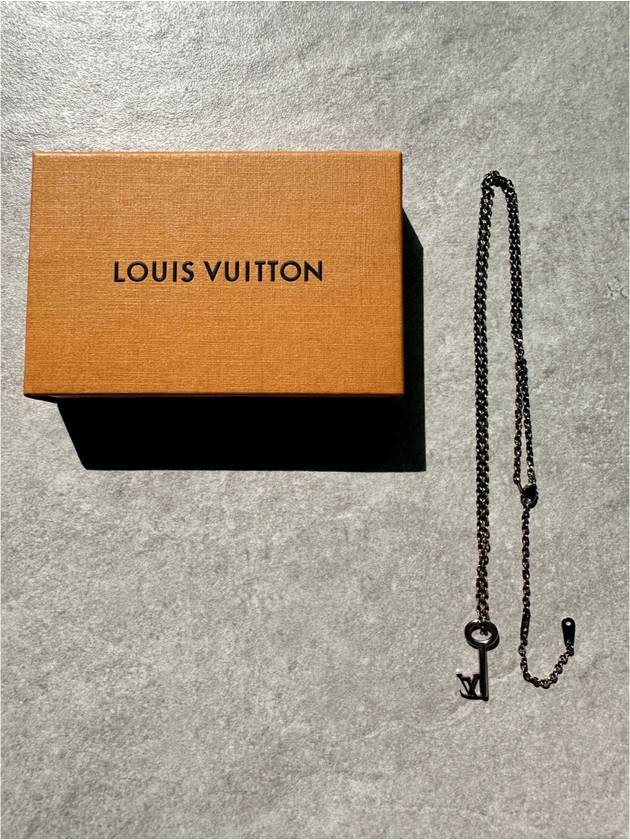 OS LV Men s Oval Key Necklace Pendant Silver M00678 - LOUIS VUITTON - BALAAN 3