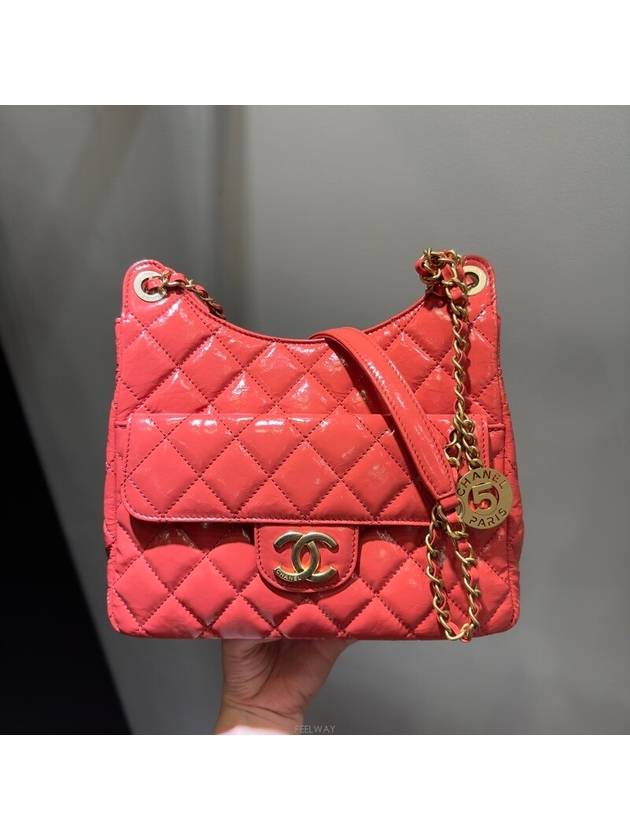 Hobo Bag Medium Shiny Crumbled Coral Red - CHANEL - BALAAN 2