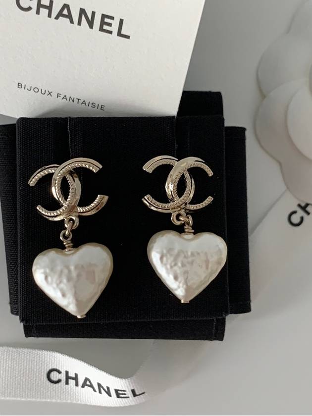 Women's CC Logo Heart Pearl Gold Earrings Pearly White - CHANEL - BALAAN 2