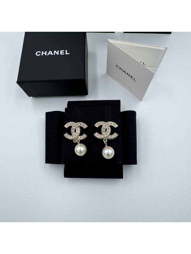 CC Metal Logo Pearl Earrings Gold - CHANEL - BALAAN 4