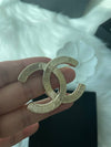 Gold metal CC logo brooch AB8805 - CHANEL - BALAAN 5