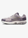 Zoom Vomero 5 M Platinum Violet Light Or Team Gold Dark Raisin HQ3643 019 - NIKE - BALAAN 2