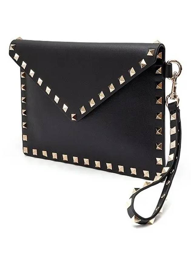 Rockstud Envelope Women's Clutch Bag Black - VALENTINO - BALAAN.