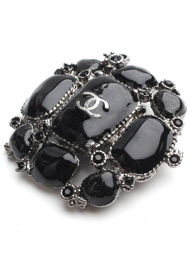 Black enamel CC brooch - CHANEL - BALAAN 2