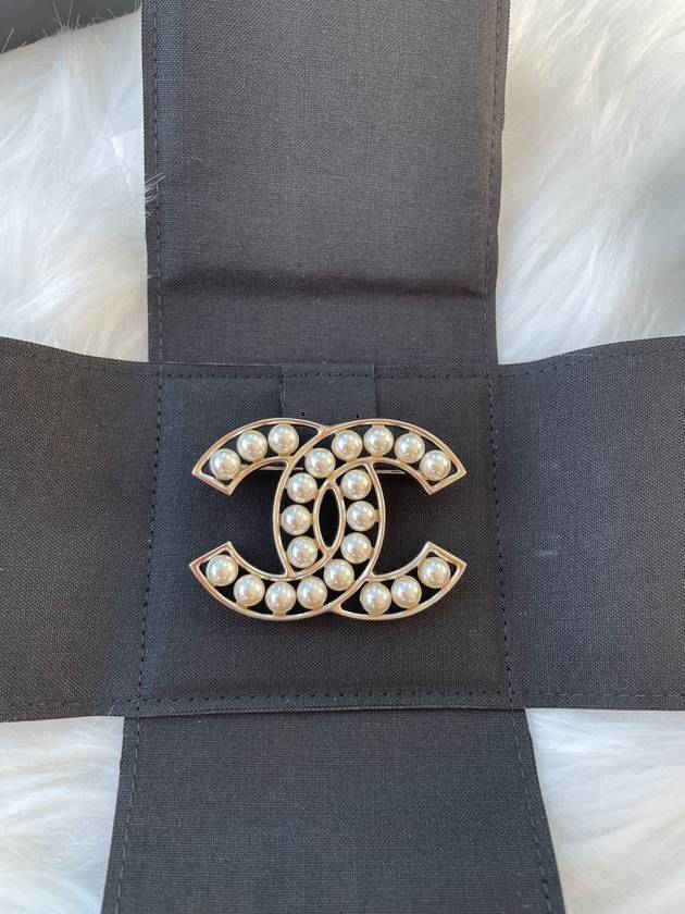 CC logo pearl brooch A64978 - CHANEL - BALAAN 2