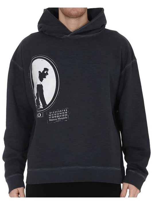 Maison Margiela Men's Hoodie Graphic Print Charcoal S50GU0161 S25510 855 - MAISON MARGIELA - BALAAN 1