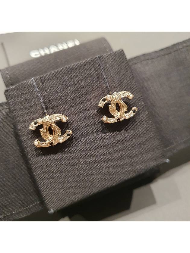 Pearl black crystal CC logo leaf earrings - CHANEL - BALAAN 3