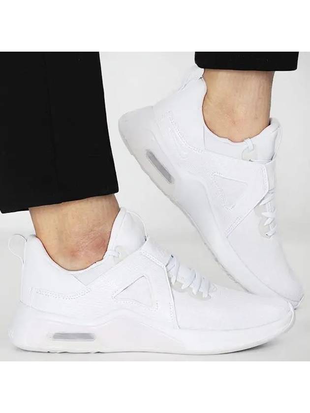 Women's Air Max Bella Tr 5 Training Low Top Sneakers White - NIKE - BALAAN 2