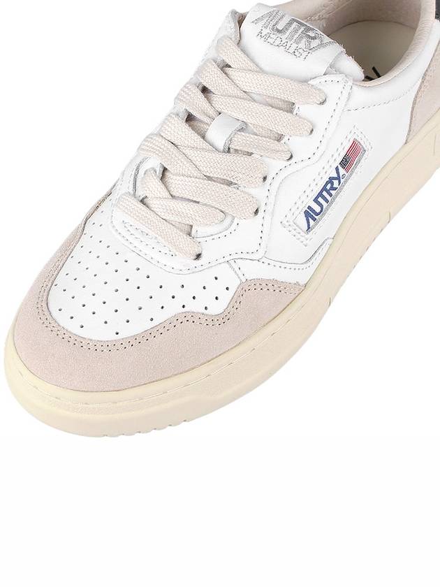 Women's Leather Suede Medalist Low Top Sneakers White Blue - AUTRY - BALAAN 8