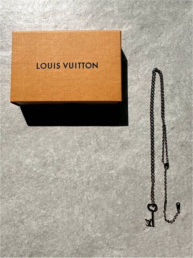 OS LV Men s Oval Key Necklace Pendant Silver M00678 - LOUIS VUITTON - BALAAN 4