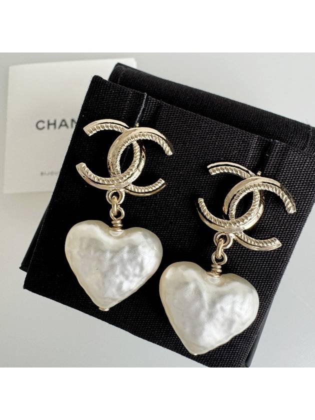 Women's CC Logo Heart Pearl Gold Earrings Pearly White - CHANEL - BALAAN 10