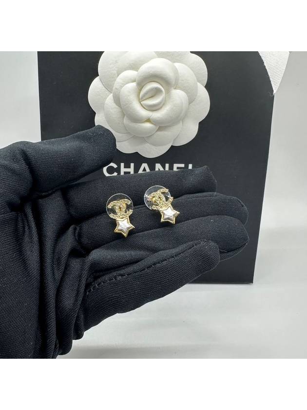 CC logo star mother of pearl gold earrings ABC823 - CHANEL - BALAAN 6