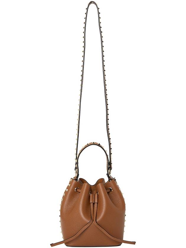 Rockstud Grain Calfskin Bucket Bag Saddle Brown - VALENTINO - BALAAN 8