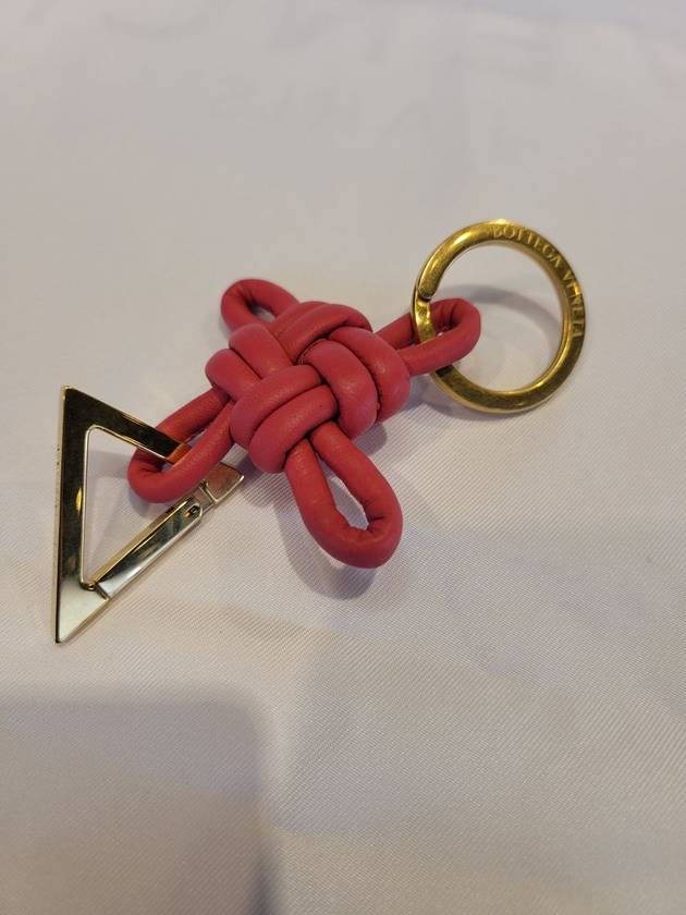 Gold Triangle Knot Key Holder Cranberry - BOTTEGA VENETA - BALAAN.