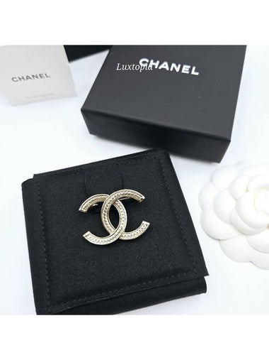 Women s Brooch CC Logo Gold Badge ABE264 - CHANEL - BALAAN 1