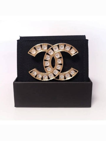 Gold CC logo crystal brooch AB6307 - CHANEL - BALAAN 1