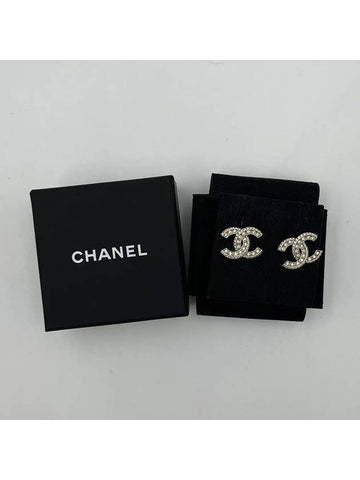 W earrings metal diamante gold crystal A86504 - CHANEL - BALAAN 1